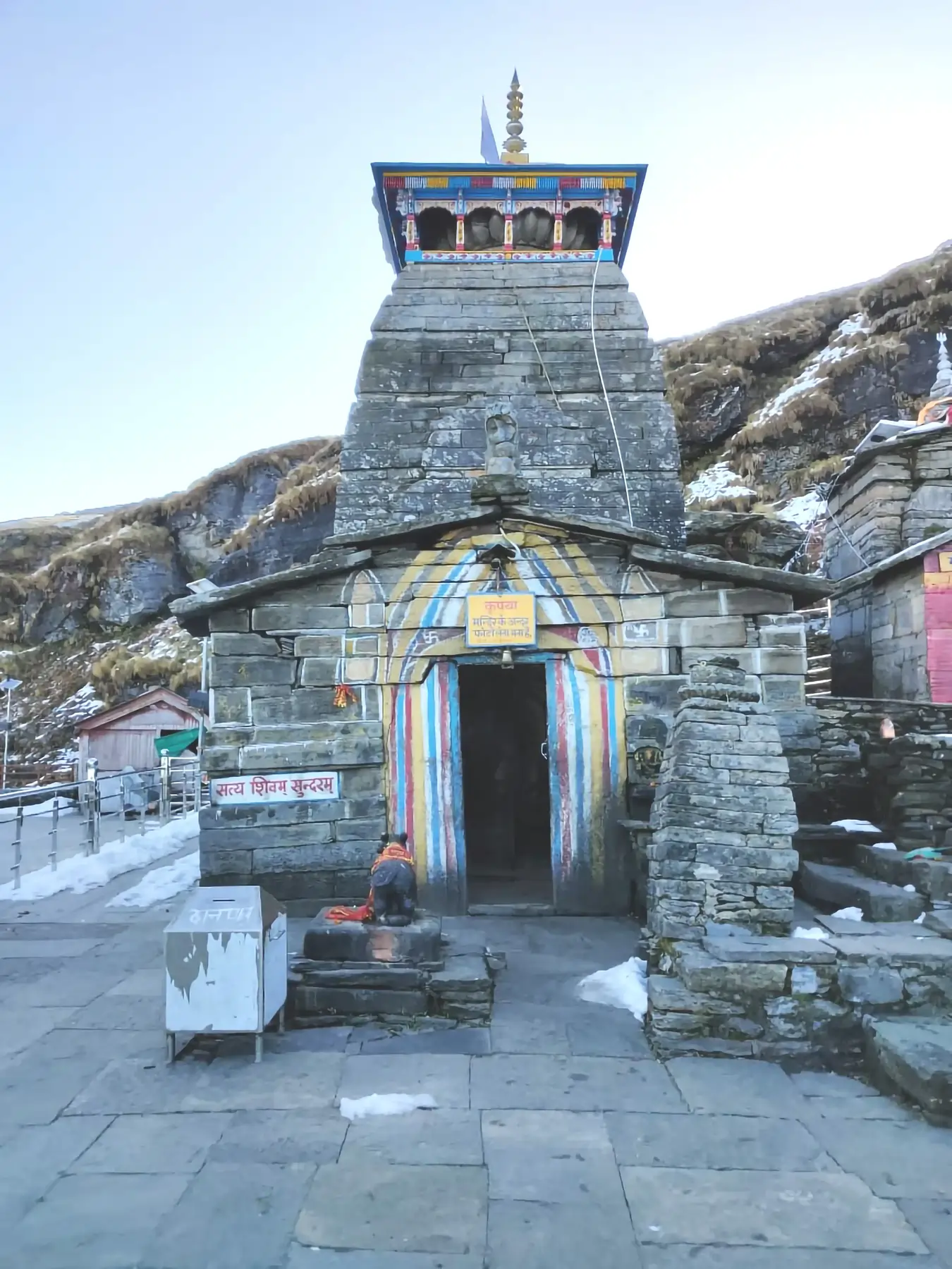 Guida a Guptkashi, una cittadina affascinante vicino a Kedarnath, che presenta il Tempio antico di Vishwanath e il sereno fiume Mandakini.
